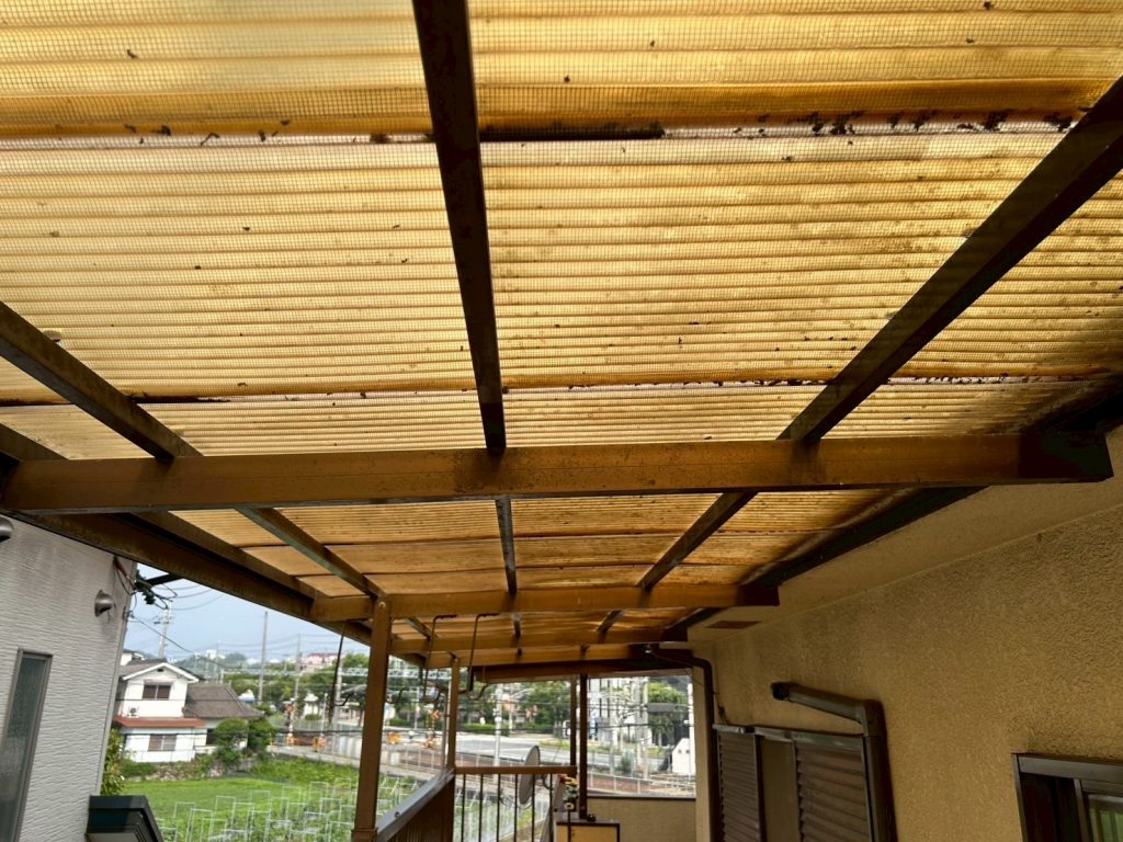 黄ばんだ波板の全体
